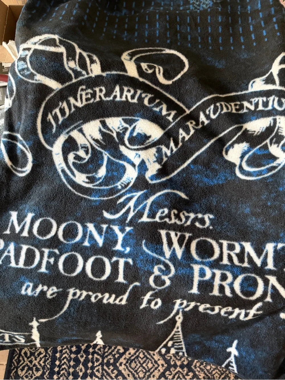 Warner Bros. Harry Potter Marauder's Map No-Sew Throw Kit - Black & Gold